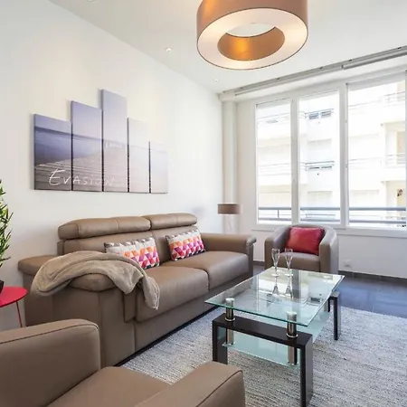 Royal Near The Beaches ניס